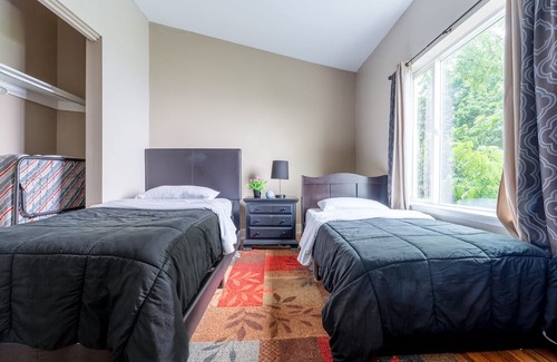 Pittsburgh Apartamento | Unmatched City View! King Bed, 2BR Apt. Free Parking!