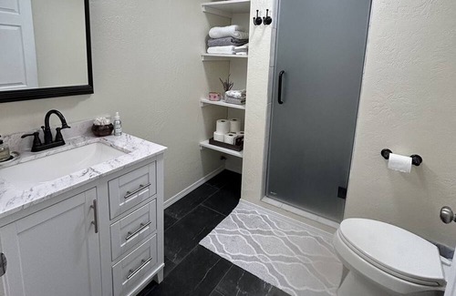Stevensville Casa | Weekend getaway!! Beautiful newly renovated townhouse.
