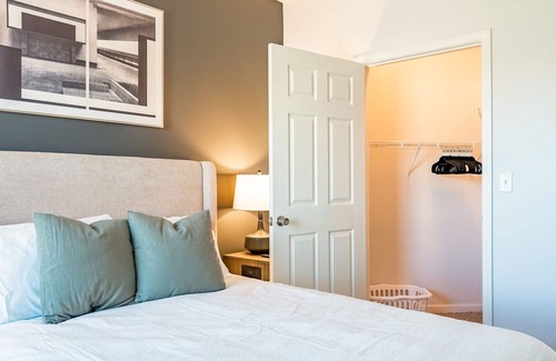 Overland Park Apartamento | Modern Apartment in Prime Location (ID3816X03)