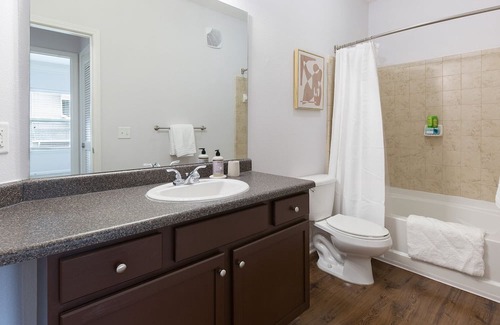 Overland Park Apartamento | Modern Apartment in Prime Location (ID6837X15)