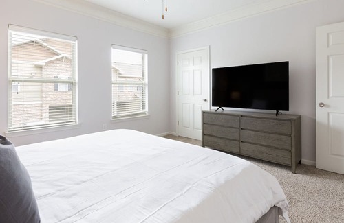 Overland Park Apartamento | Modern Apartment in Prime Location (ID6837X15)