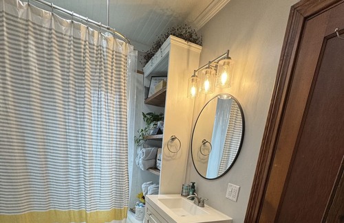 Mount Carmel Casa | 2024 Solar Eclipse Full Totality Location! 2 Bedroom 1 Bath Home
