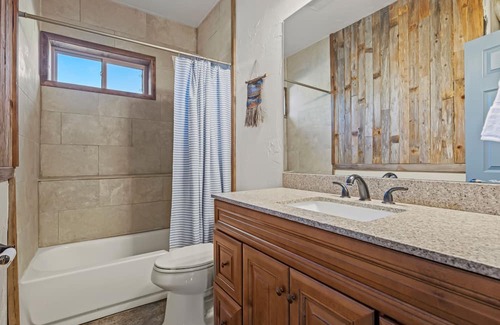 Harper Casa | Modern ranch retreat with rustic charm, Ping-Pong, BBQ, W/D, & firepit