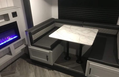 Lake George Casa | Less than one hour to many state parks! Cozy up in a 2022 camper.