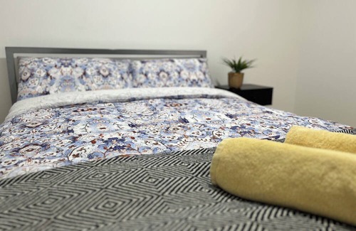 Florey Cabaña | Lovely brand-new three bedroom guest house in Florey