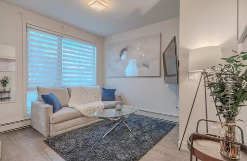 Mission District Apartamento | YYC 1BR Gem | Central Location + Fast WI-FI
