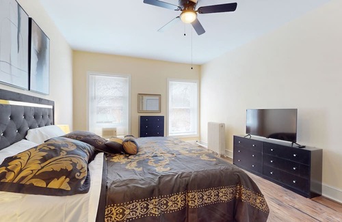 Downtown Apartamento | Historic apartment full of natural light, new renovations, full kitchen, & W/D