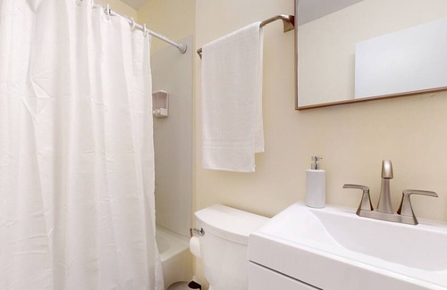 Downtown Apartamento | Historic apartment full of natural light, new renovations, full kitchen, & W/D