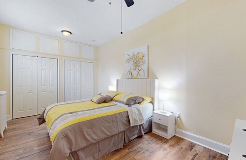 Downtown Apartamento | Historic apartment full of natural light, new renovations, full kitchen, & W/D