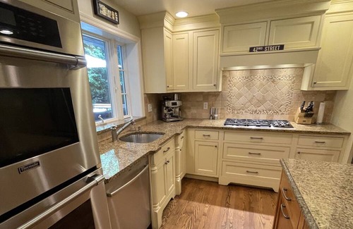 Westport Casa | Pool heaven 5 minutes away from the beach! Bring the whole family: pet friendly!