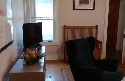 Honesdale Casa | Grove Cottage, near a small historic town, with summer and winter activities.