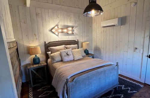 Rising Fawn Cabina | Nick's Place- cabin with pond, fireplaces, fire pit, and ping pong table!