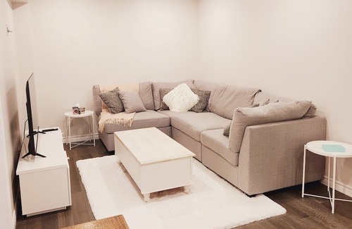 Orillia Apartamento | Bright, Spacious, 1 Bdrm Lower Level Suite Minutes to Ski Hills & Starbucks!