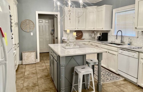 Prairieville Cama Y Desayuno | Bed & Breakfast Stay with Brenda Bedroom with Bath in home