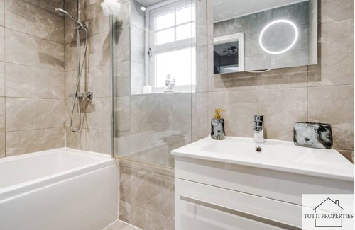 Kirkby Casa | Beautiful Home from Home In Liverpool, Perfect for Families and Contractors.