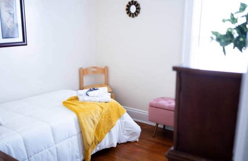 South Euclid Casa | New Lovely Green - Close to everything!