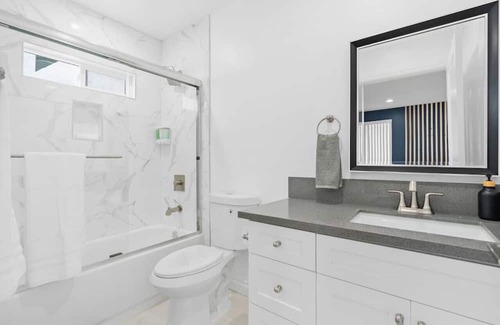 Compton Casa | Stylish New home Near DTLA, Disneyland, SOFI