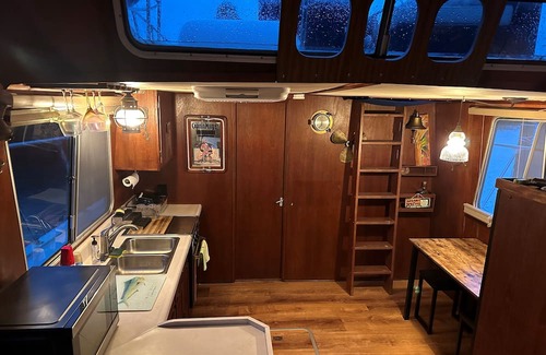 Midtown Alquiler De Eote | Seafood Houseboat in Key West