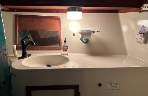 Midtown Alquiler De Eote | Seafood Houseboat in Key West