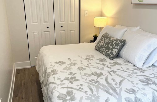 Bucktown Apartamento | Stylish brand new renovated bedroom in renovated apartment with shared bath.