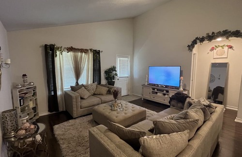 Medina Valley Casa | SA-staycation: you’re home away from home. 10- 15minutes from LAB and Sea World