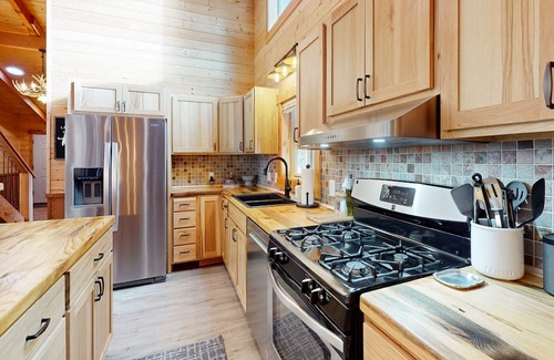 Coolin Casa | Waterfront custom-built home with screened-in porch & gas fireplace