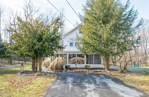 Warwick Casa | LOCATION ! This unique property is walking distance to the Village of Warwick!