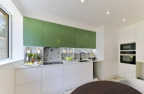 Redhill Casa | Big 4 Bed House, Close to Gatwick -15 mins