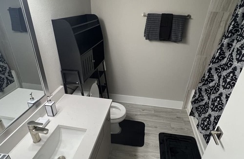 East Forest Apartamento | Cozy LED Getaway 10 mins from Downtown Charlotte. 2 King Sized Beds 2 Full Bath.