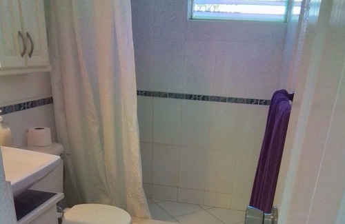 Blue Waters Apartamento | Easy access to South coast Bars Beaches and Shops. Swimming Pool . Golf