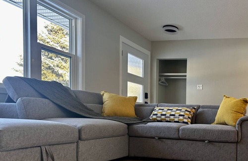 Red Deer Casa | Modern Retreat Close to Hospital/Clean/Htd Garage