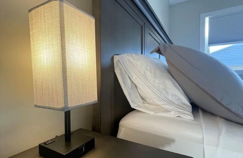 Red Deer Casa | Modern Retreat Close to Hospital/Clean/Htd Garage