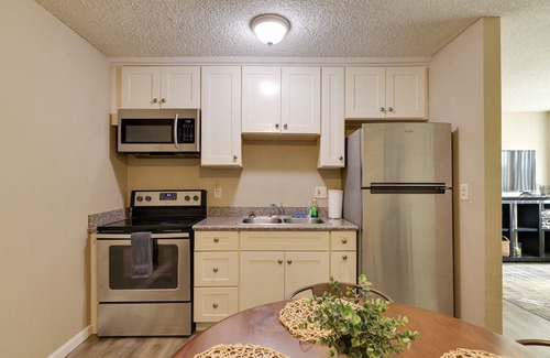 Raisin Apartamento | Fresno Apt Near Attractions, Shopping & Dining!