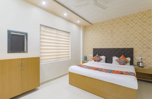 Sarnath Hotel | Fabhotel Us Inn