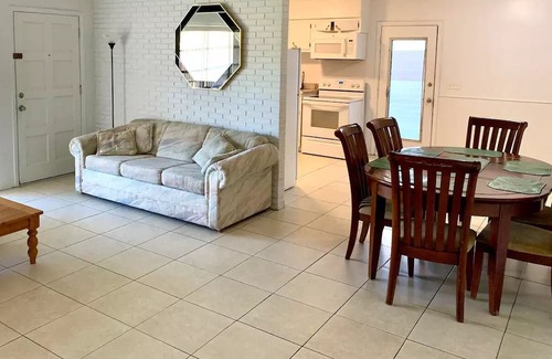 Alta Vista Casa | Retro Paradise! 4 br, 2 bathroom, Low Clean fees! Entire house! Fenced yard!