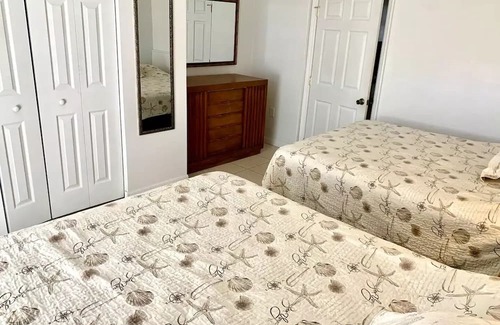 Alta Vista Casa | Retro Paradise! 4 br, 2 bathroom, Low Clean fees! Entire house! Fenced yard!