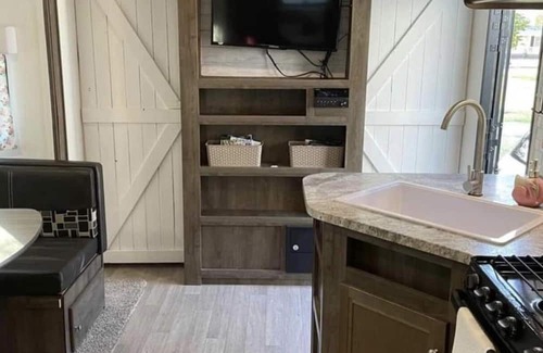 Aurora Alquiler De RV | Camper located in campground! Walking distance to fishing!