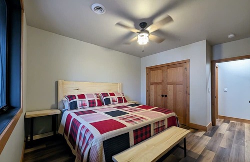 Presque Isle Cabina | Private, modern lake cabin in Wisconsin's last wilderness.