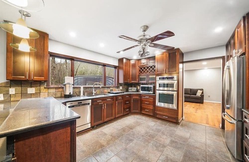 South Fallsburg Casa | Strictly Kosher 5 Min Walk All Year Shul-Hot Tub, Enclosed Heated Pool+ Gameroom