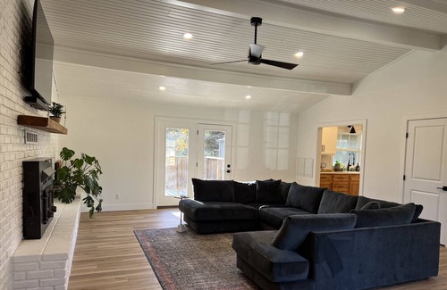 Pittsburg Casa | Freshly renovated modern 4 bd+3 ba home just 2 miles from hospital and college!