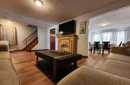 Niagara Falls Apartamento | 3 Bedroom Getaway Home At Niagara Falls! Pet Friendly!!