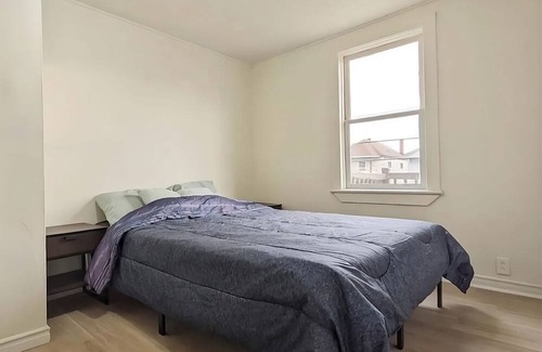 Cornwall Casa | Private Queen Bedroom on the Upper Decks—8 minutes walk to the Waterfront!