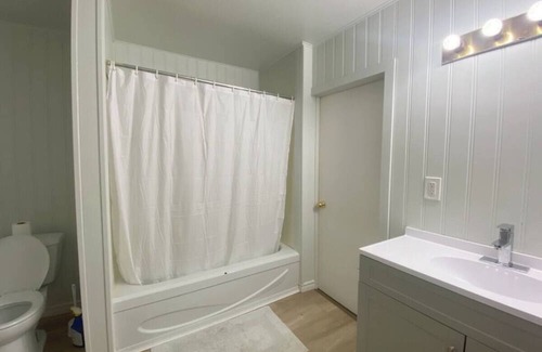 Cornwall Casa | Private Queen Bedroom on the Upper Decks—8 minutes walk to the Waterfront!