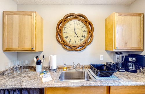 Fernandina Beach Casa | Bright & charming getaway with generous yard, W/D, & deck - near beaches & golf