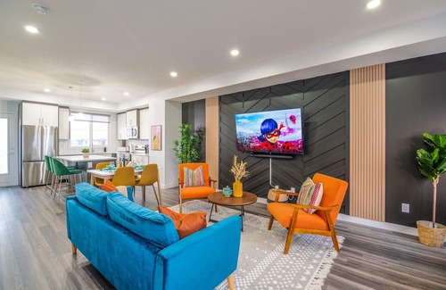 West Edmonton Casa | Eclectic Oasis »AC »3BR(1King) Townhouse »Near WEM