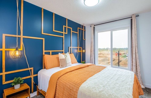 West Edmonton Casa | Eclectic Oasis »AC »3BR(1King) Townhouse »Near WEM