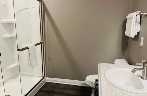 Dublin Apartamento | Beautifully furnished 1 bedroom close to restaurants, stores, and parks.