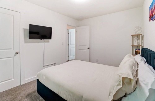 Charlotte Casa | Chic Stunner in Uptown | King Suite w/ Hot Tub!