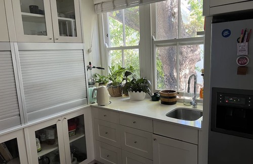 Rondebosch Villa | RIVERTON RETREAT, RONDEBOSCH l . .. . . . ..