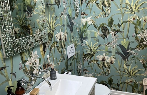 Rondebosch Villa | RIVERTON RETREAT, RONDEBOSCH l . .. . . . ..